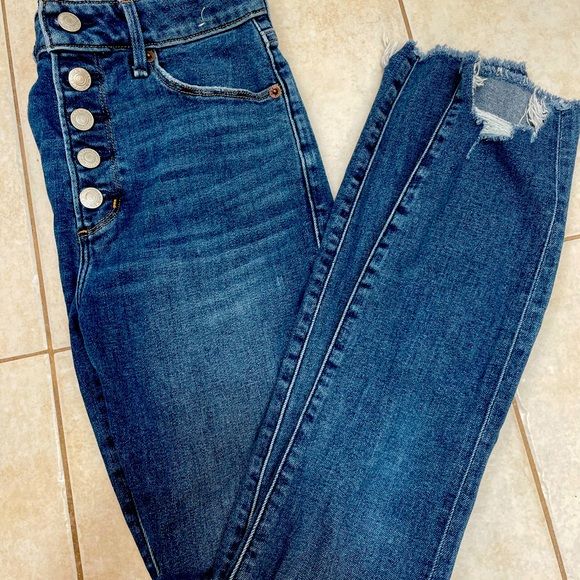 Abercrombie & Fitch Denim - Abercrombie high rise skinny jeans. Size 24  L
